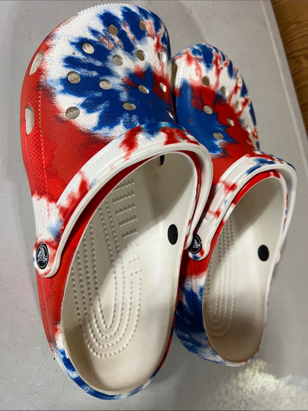 CROCS Tie-Dye Classic Clog in Red White Blue M11/W12